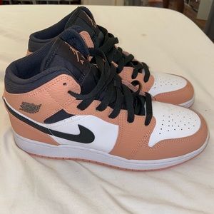 Air Jordan 1 mid PiNK Quartz